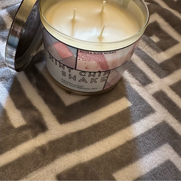 Bath and Body work Mint chip shake - Picture 2 of 3